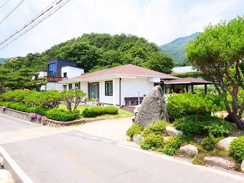 경기 양평군 용문면 - 작은 수목원 같은 멋진 정원! 계곡이 앞에 흐르는 고급 전원주택